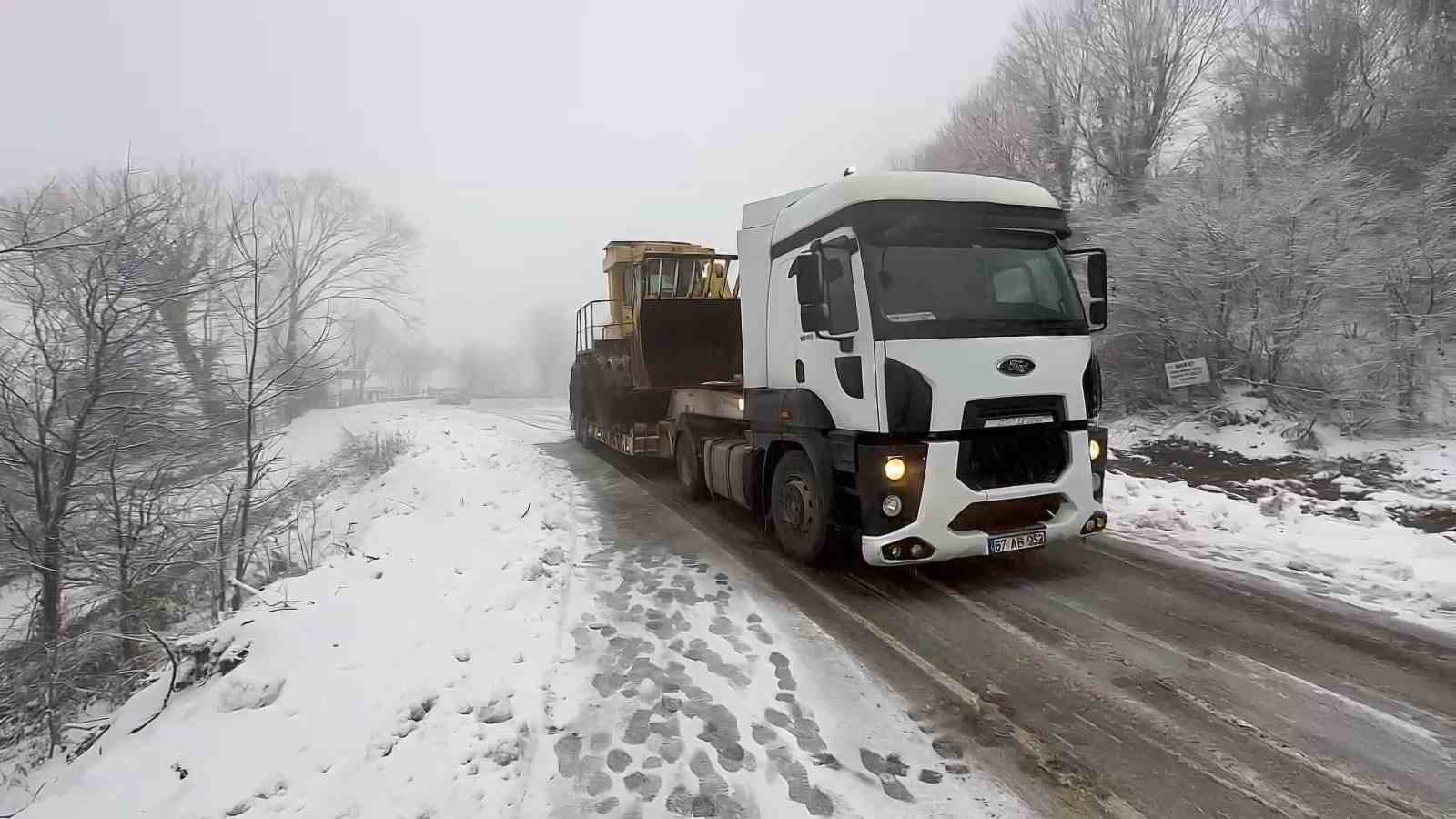 karda-kayan-tir-yolu-trafige-kapatti