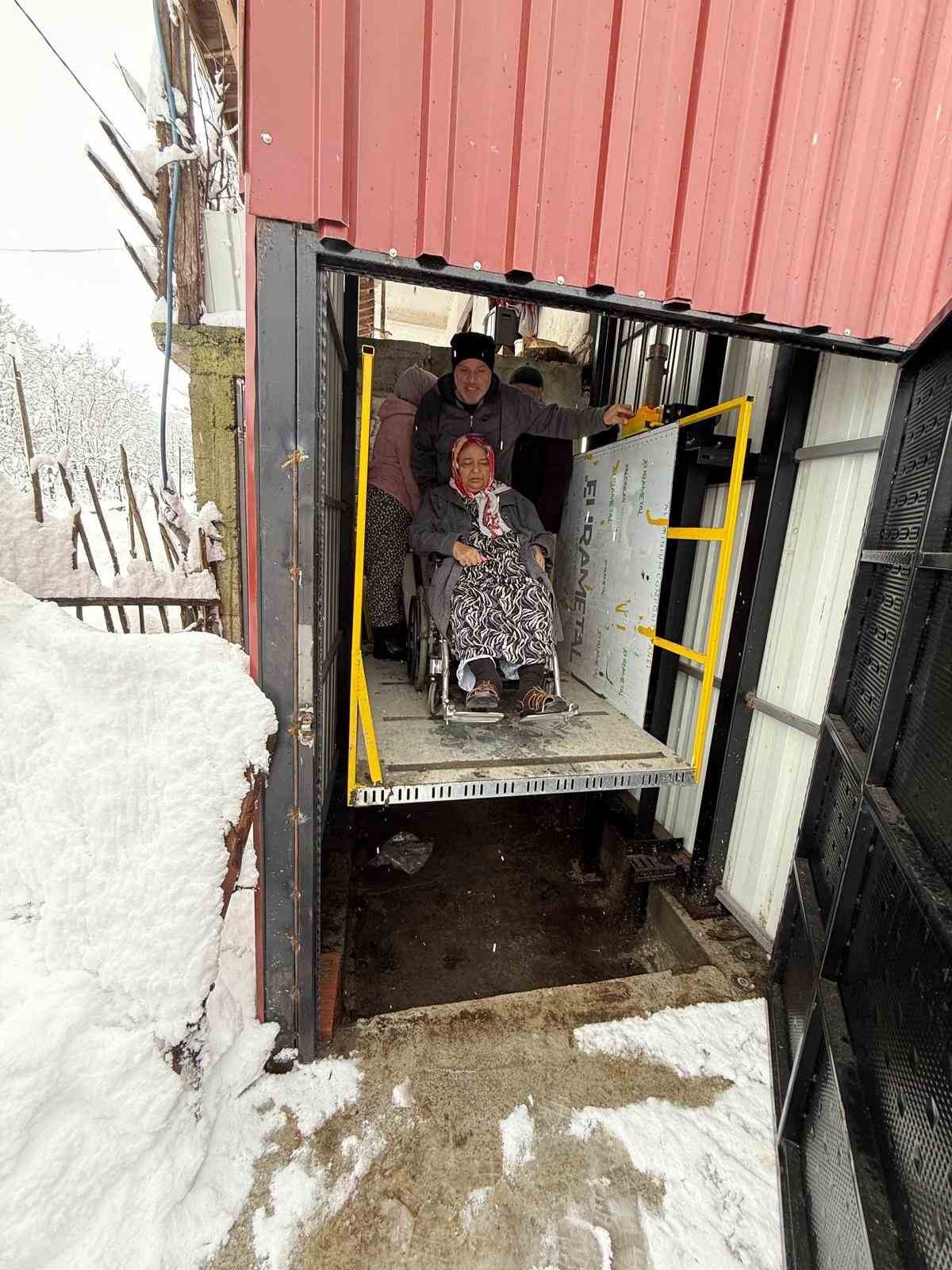 kardan-kapanan-yolda-diyaliz-hastasinin-imdadina-itfaiye-yetisti