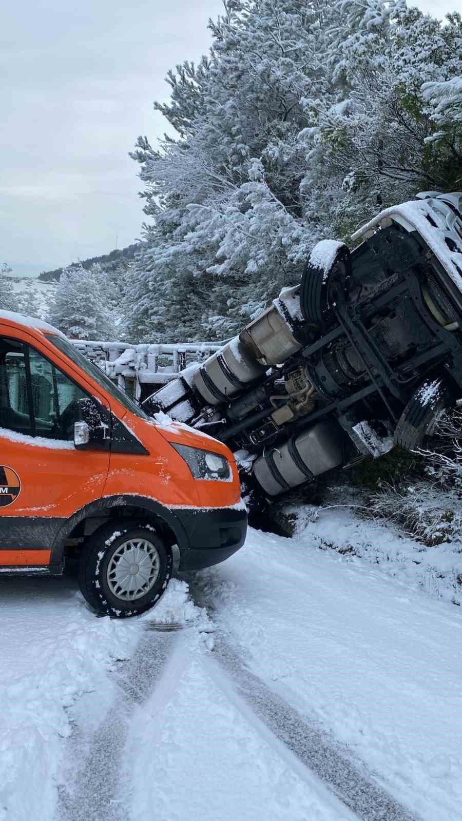 kargaz-dogalgaz-tiri-devrildi-sizinti-sebebiyle-yol-trafige-kapatildi