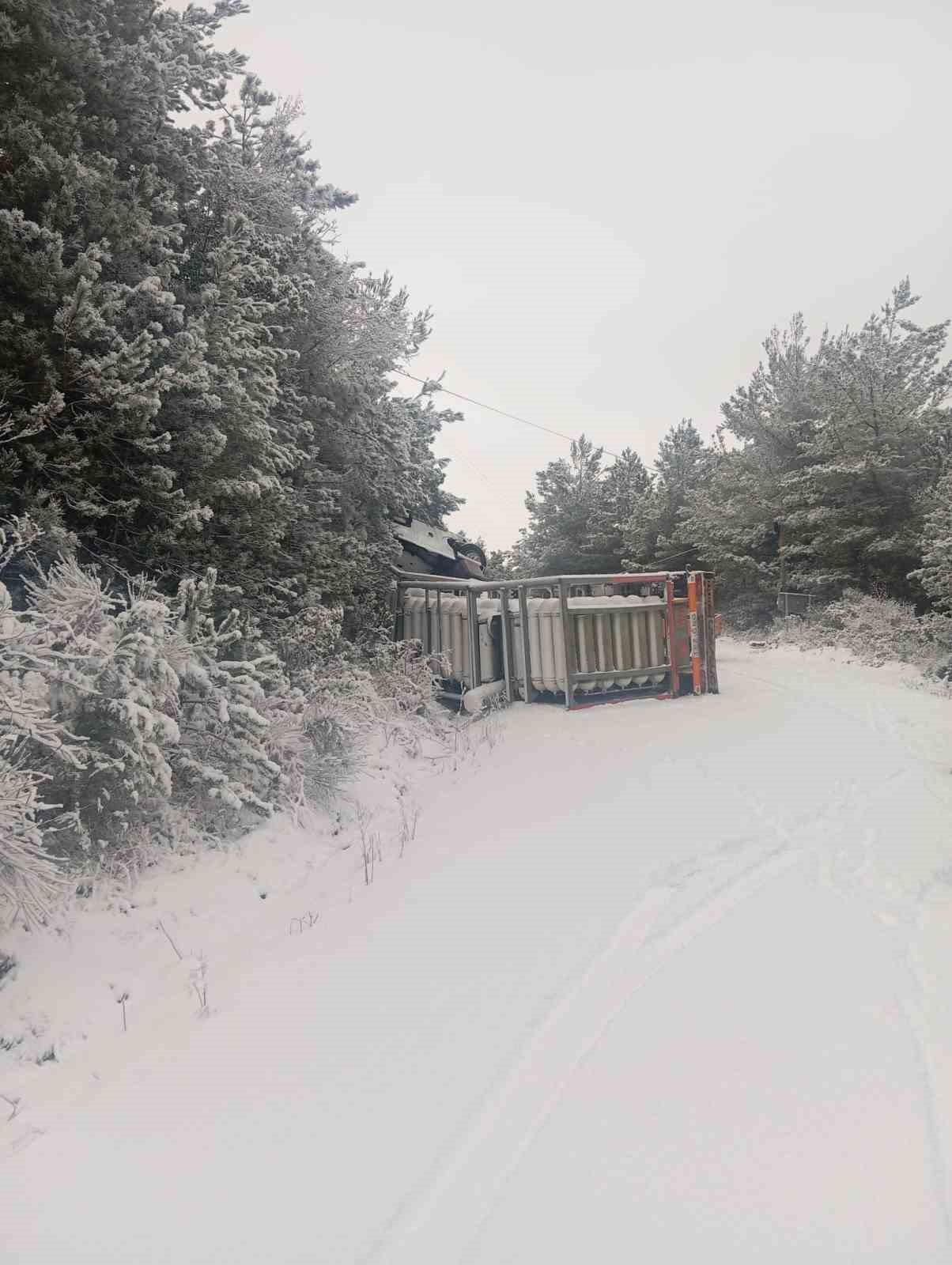 kargaz-dogalgaz-tiri-devrildi-sizinti-sebebiyle-yol-trafige-kapatildi
