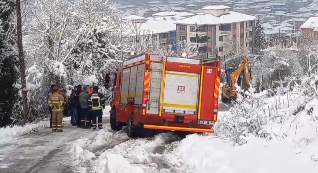 karli-yolda-cop-kamyonu-geriye-kaydi-isci-yaralandi