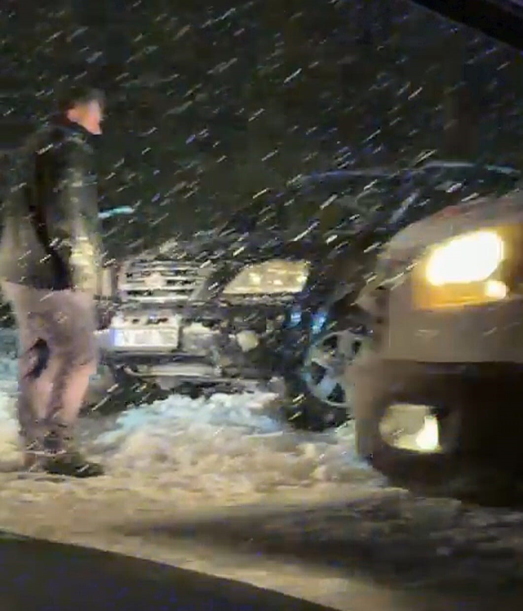 karli-yolda-kayan-otomobil-karsi-seritten-gelen-aracla-carpisti-6-yarali