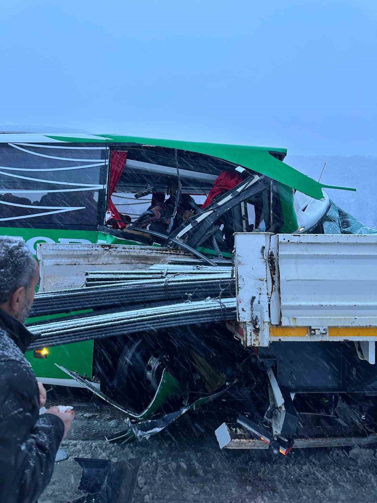 karli-yolda-kayan-yolcu-otobusu-tira-carpti-1i-agir-12-yarali