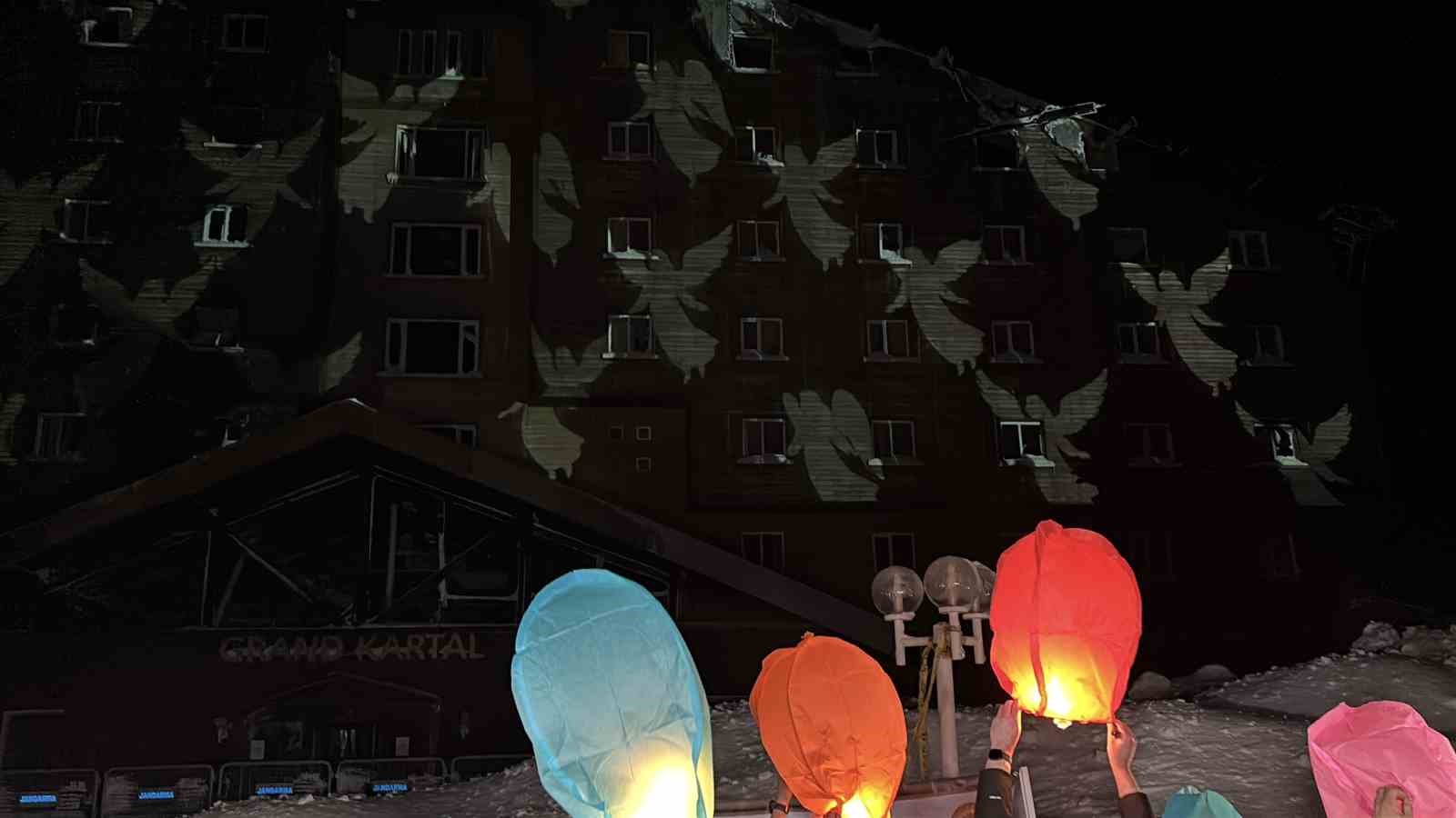 kartalkaya-yangin-faciasinin-birinci-yildonumunde-acili-aileler-otel-onunde-bir-araya-geldi