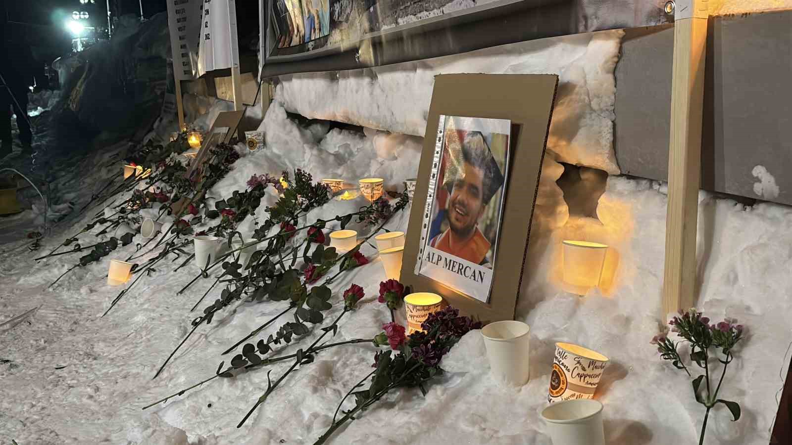 kartalkaya-yangin-faciasinin-birinci-yildonumunde-acili-aileler-otel-onunde-bir-araya-geldi