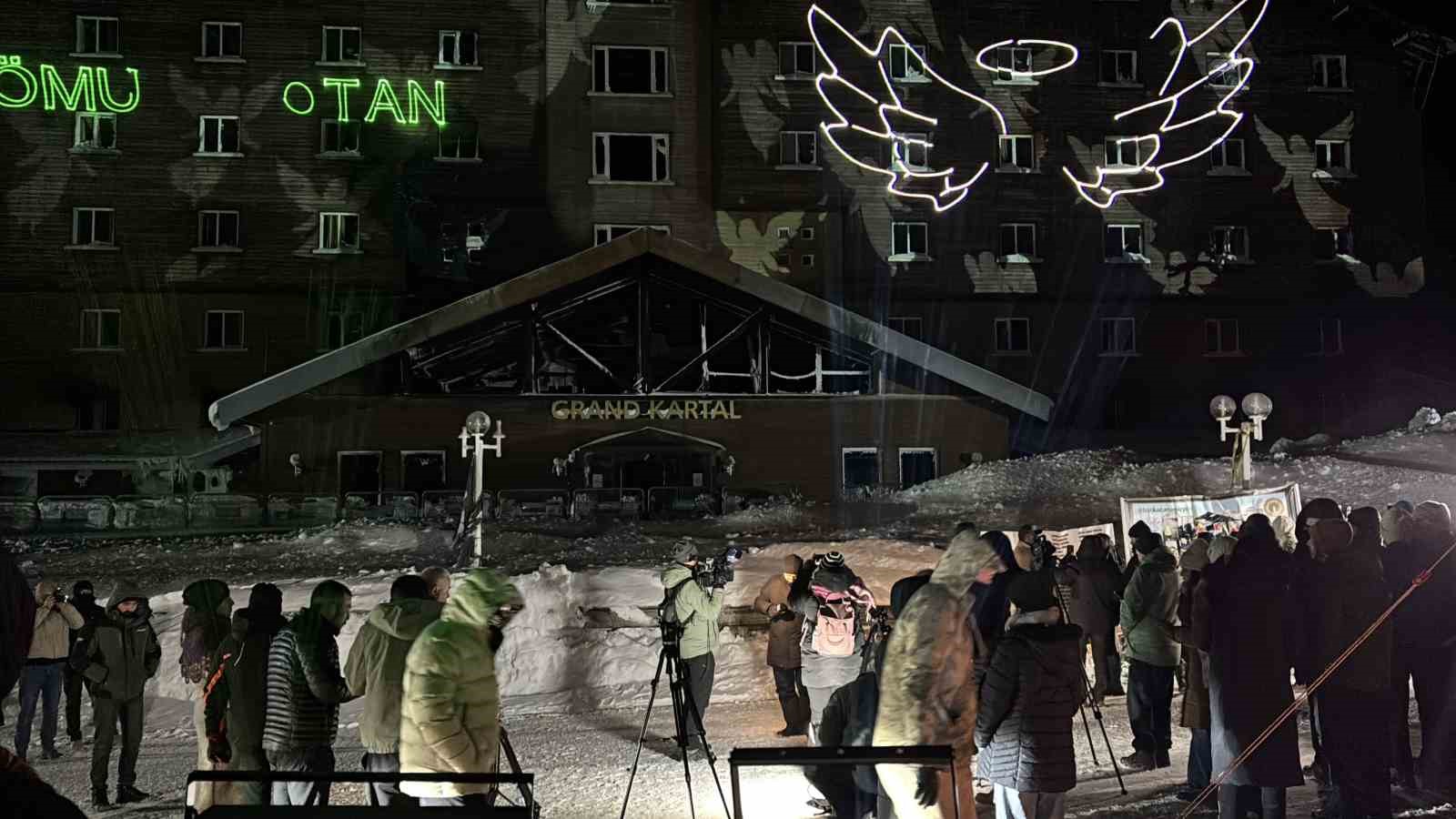 kartalkaya-yangin-faciasinin-birinci-yildonumunde-acili-aileler-otel-onunde-bir-araya-geldi