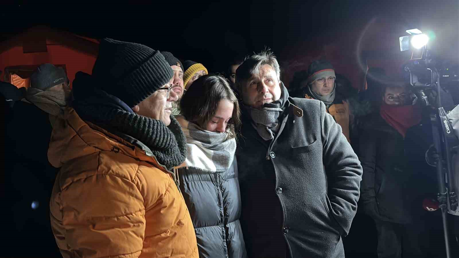 kartalkaya-yangin-faciasinin-birinci-yildonumunde-acili-aileler-otel-onunde-bir-araya-geldi