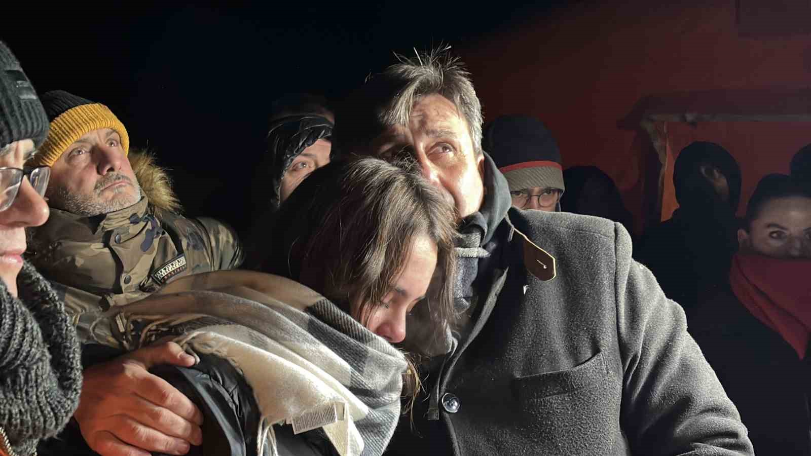 kartalkaya-yangin-faciasinin-birinci-yildonumunde-acili-aileler-otel-onunde-bir-araya-geldi