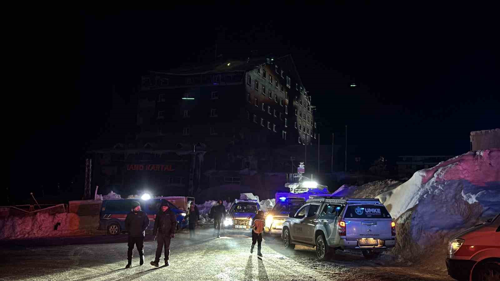 kartalkaya-yangin-faciasinin-birinci-yildonumunde-acili-aileler-otel-onunde-bir-araya-geldi