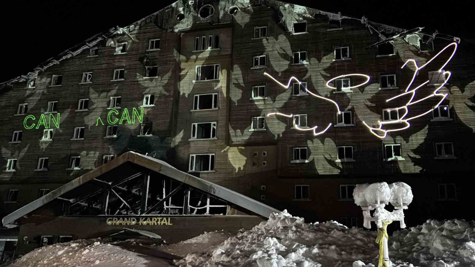 kartalkaya-yangin-faciasinin-birinci-yildonumunde-acili-aileler-otel-onunde-bir-araya-geldi