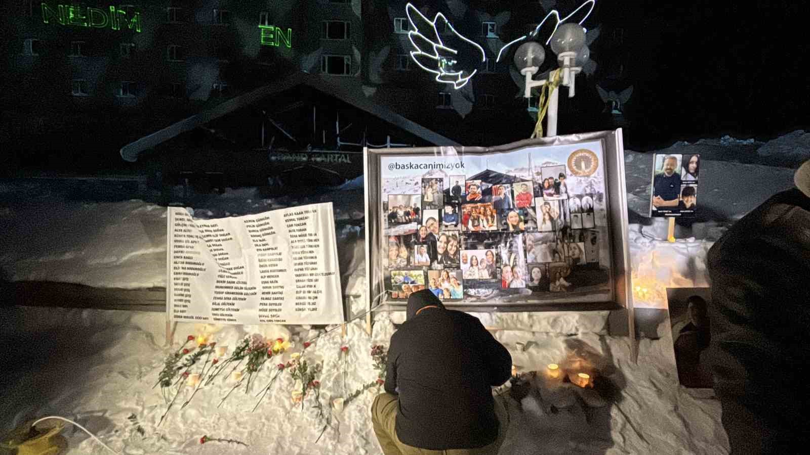 kartalkaya-yangin-faciasinin-birinci-yildonumunde-acili-aileler-otel-onunde-bir-araya-geldi