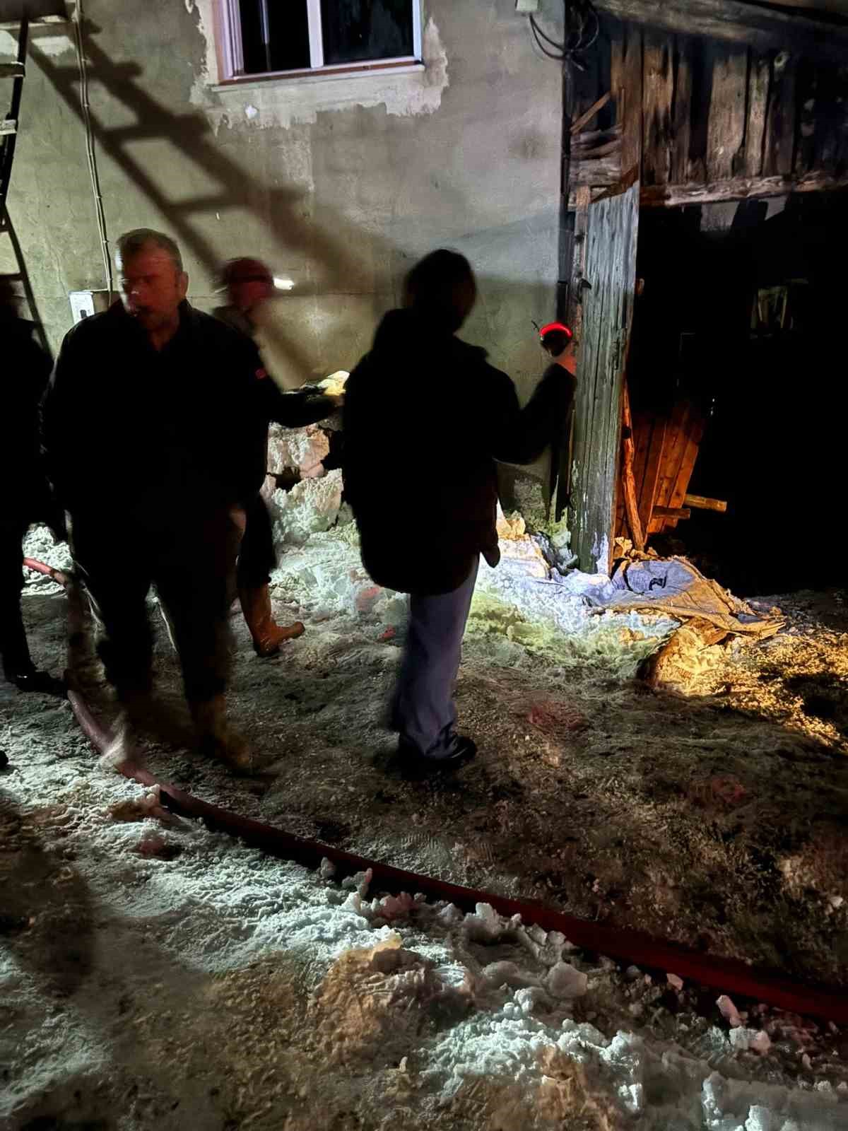 kastamonuda-alevlere-teslim-olan-ev-kullanilamaz-hale-geldi