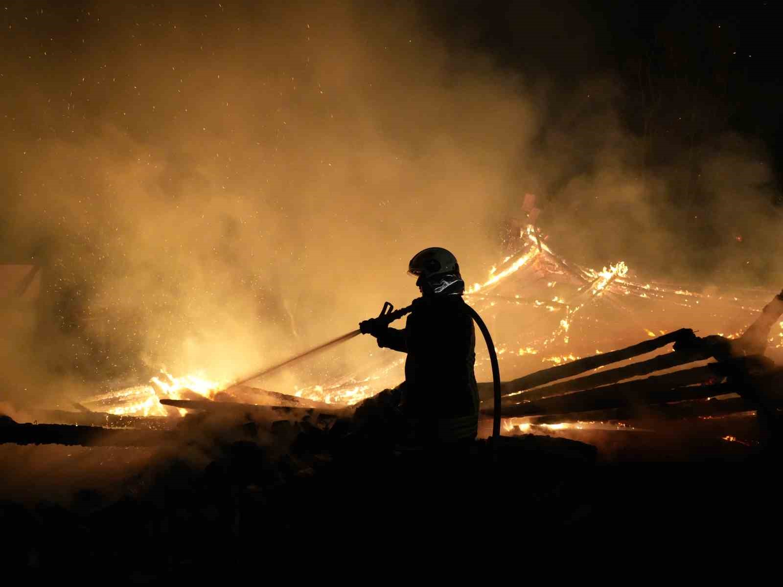 kastamonuda-cikan-yanginda-3-ev-zarar-gordu-2-samanlik-yandi