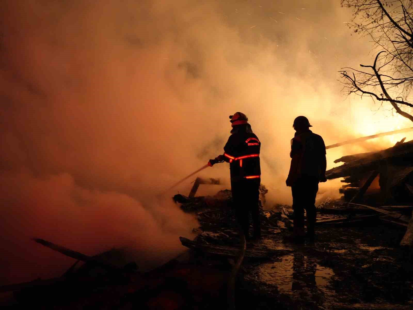 kastamonuda-cikan-yanginda-3-ev-zarar-gordu-2-samanlik-yandi