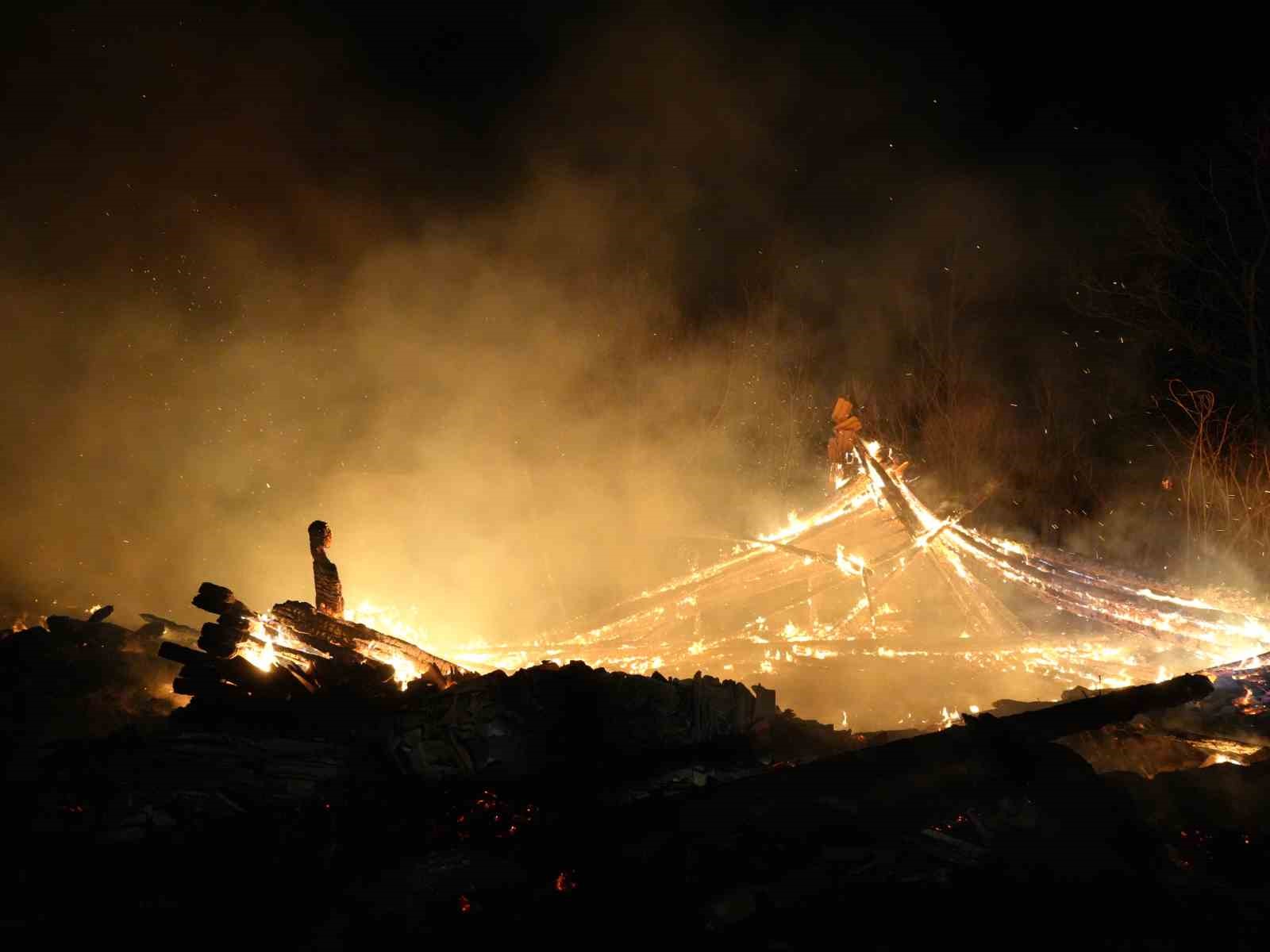 kastamonuda-cikan-yanginda-3-ev-zarar-gordu-2-samanlik-yandi