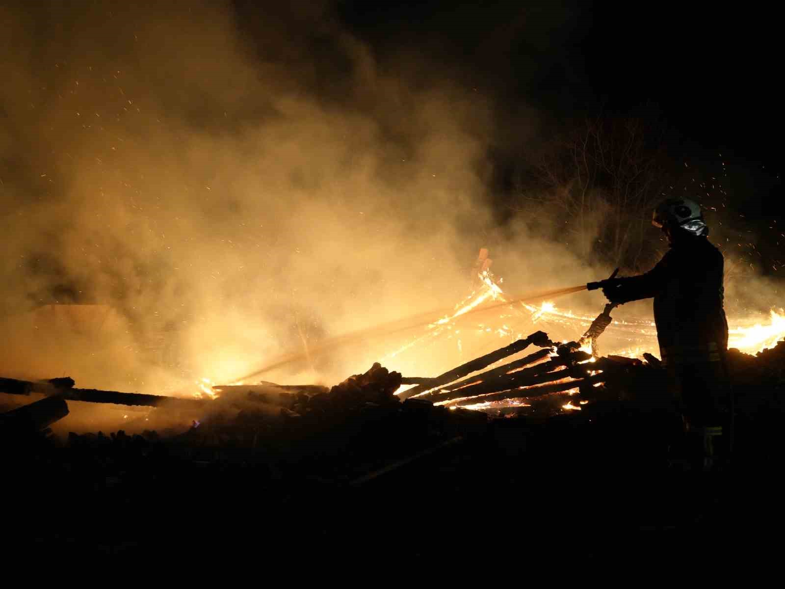 kastamonuda-cikan-yanginda-3-ev-zarar-gordu-2-samanlik-yandi