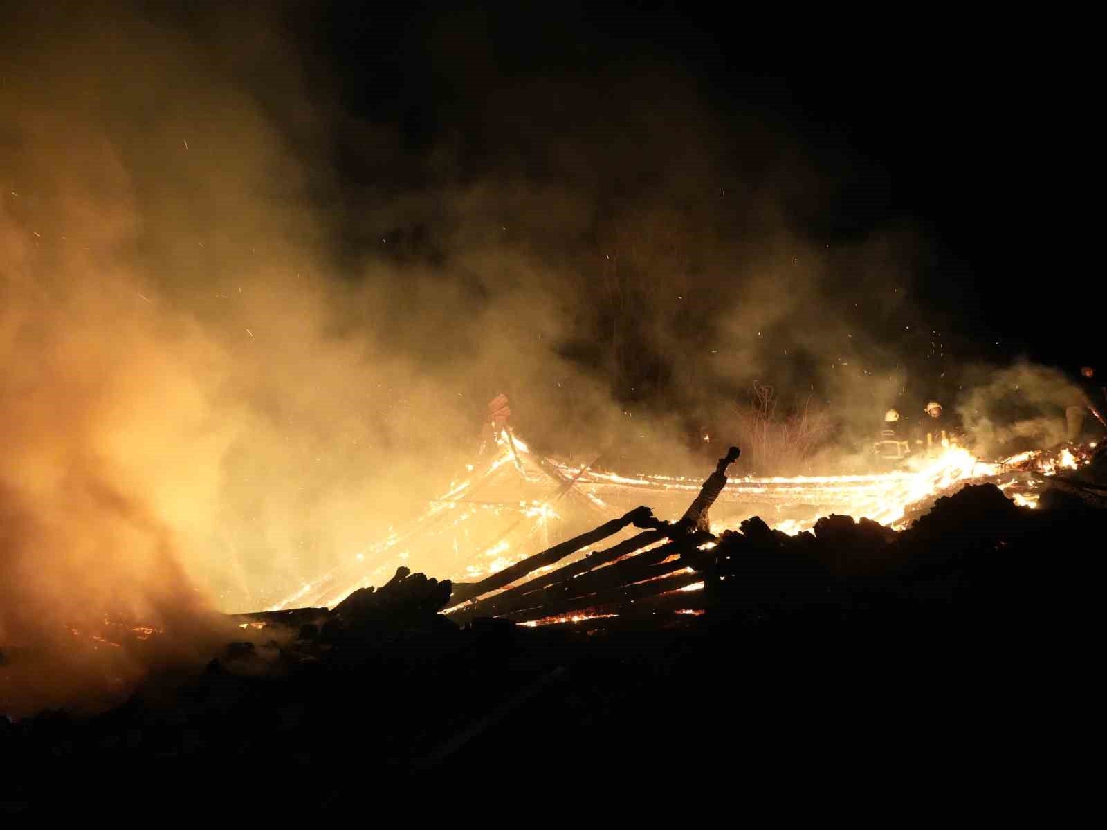 kastamonuda-cikan-yanginda-3-ev-zarar-gordu-2-samanlik-yandi