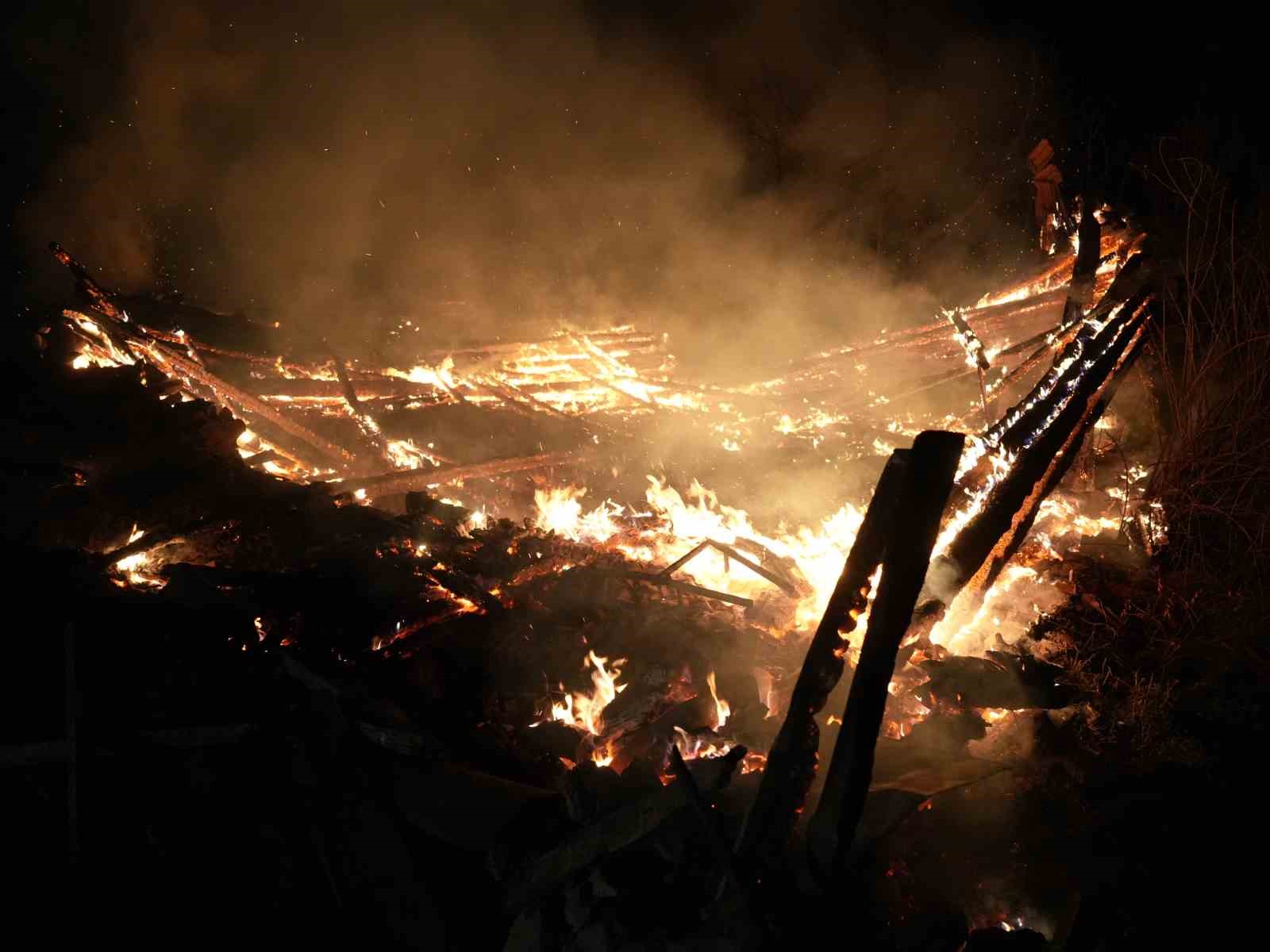 kastamonuda-cikan-yanginda-3-ev-zarar-gordu-2-samanlik-yandi