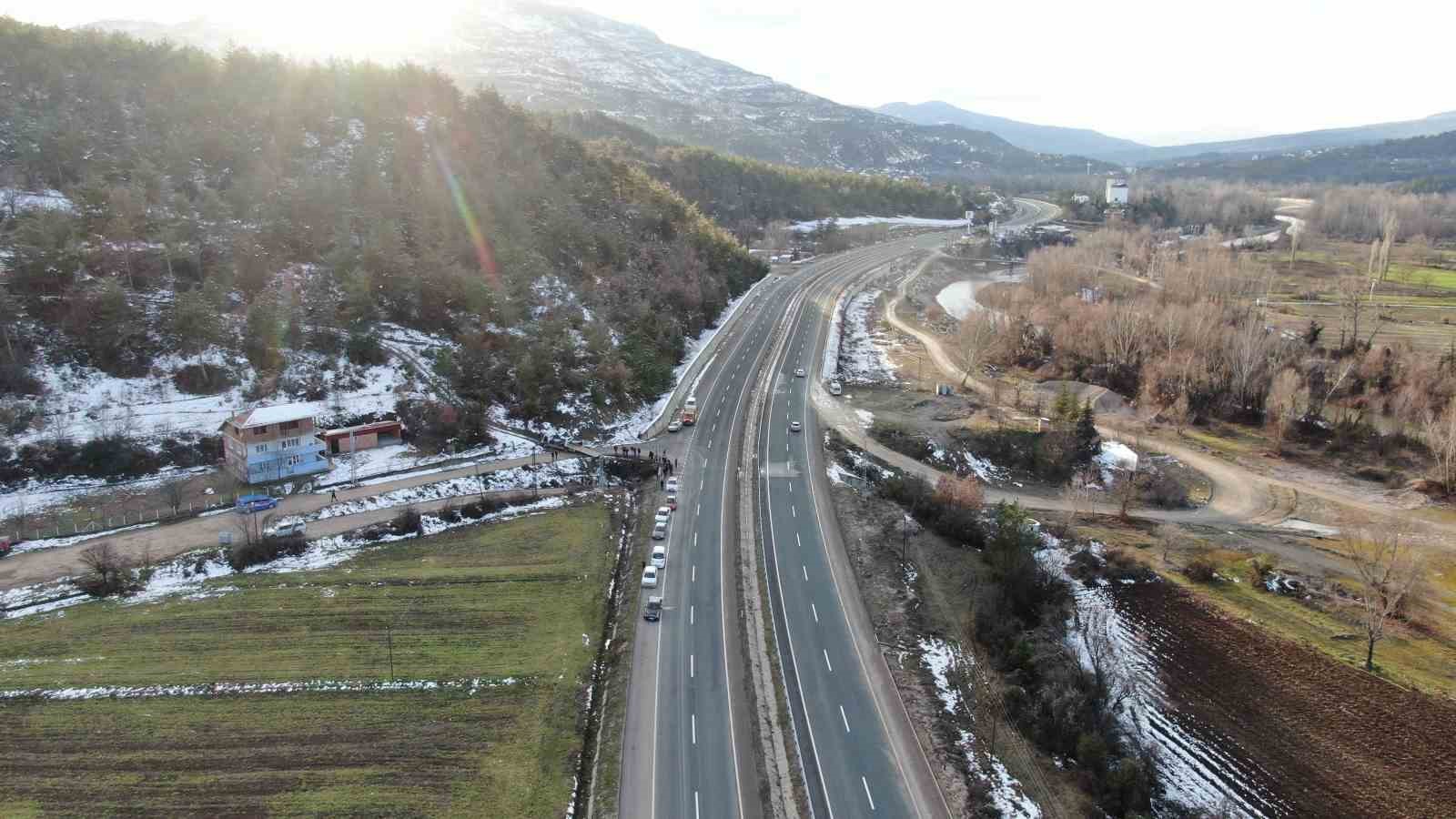 kastamonuda-hafif-ticari-arac-sarampole-uctu-1-olu