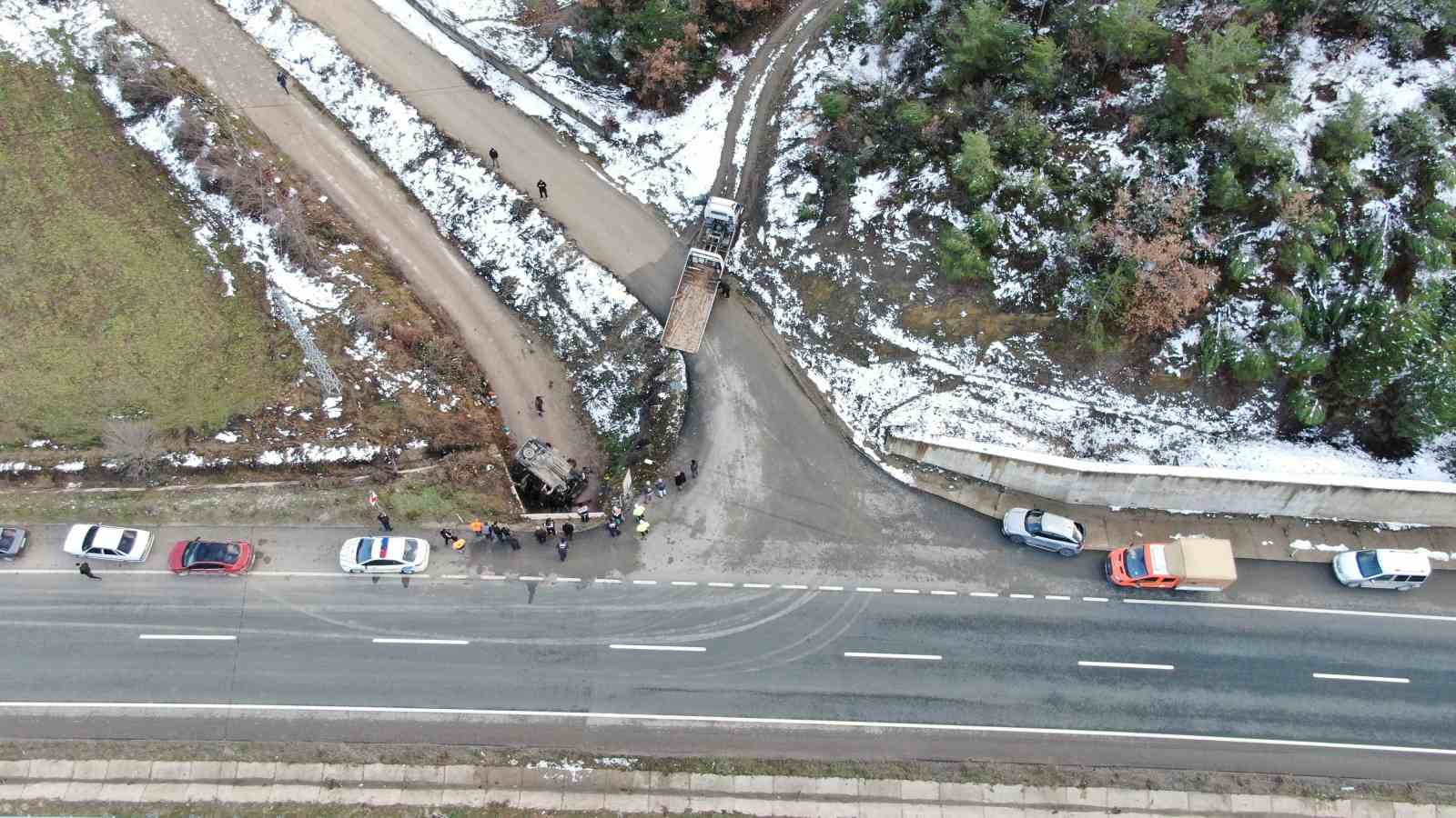 kastamonuda-hafif-ticari-arac-sarampole-uctu-1-olu