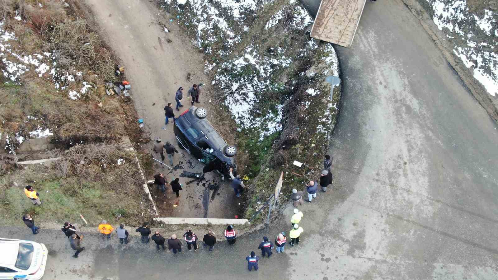 kastamonuda-hafif-ticari-arac-sarampole-uctu-1-olu