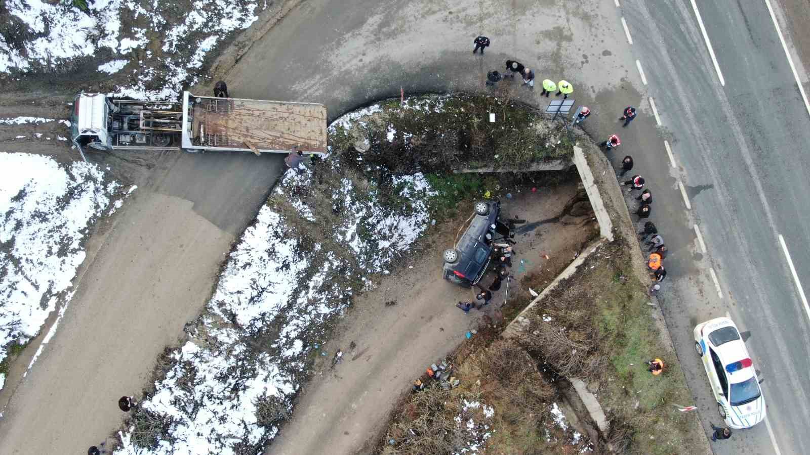 kastamonuda-hafif-ticari-arac-sarampole-uctu-1-olu