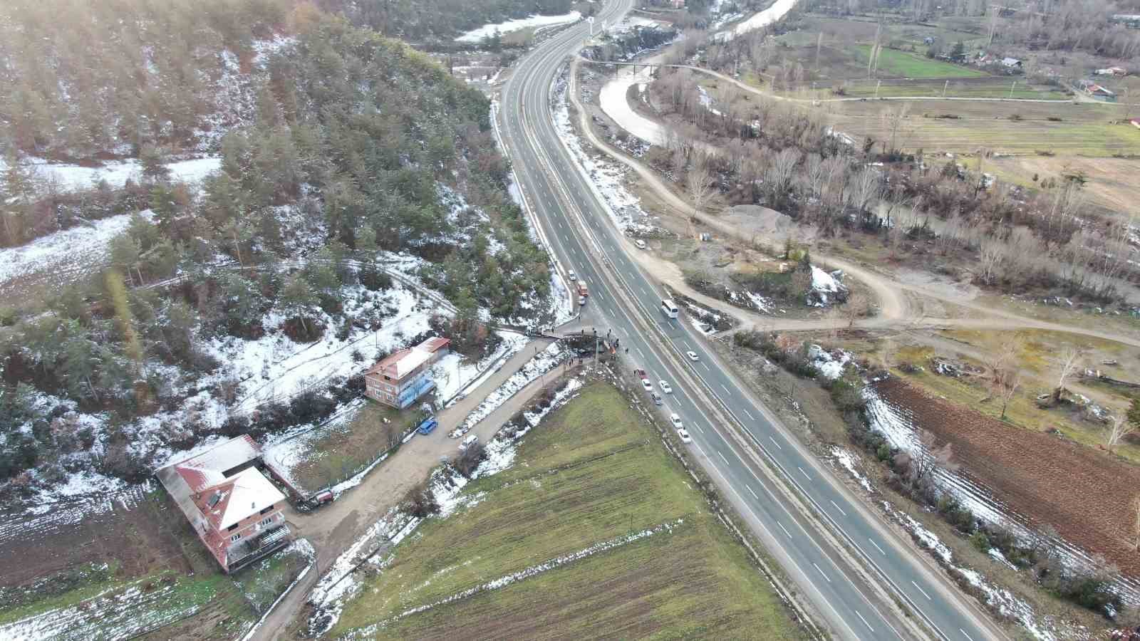 kastamonuda-hafif-ticari-arac-sarampole-uctu-1-olu