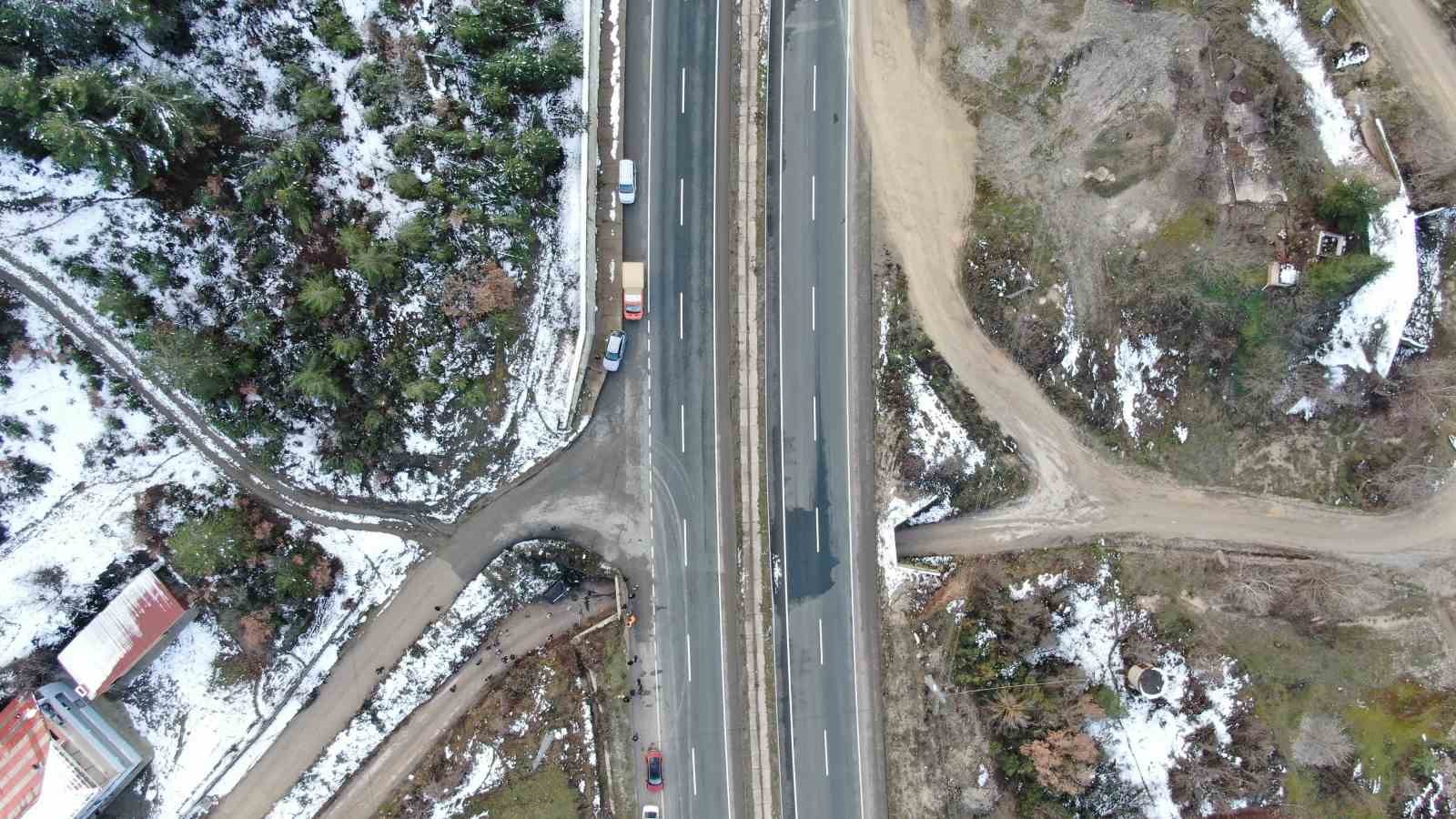 kastamonuda-hafif-ticari-arac-sarampole-uctu-1-olu