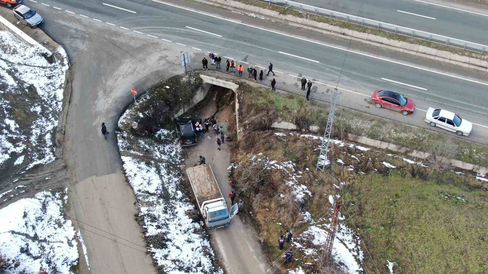 kastamonuda-hafif-ticari-arac-sarampole-uctu-1-olu