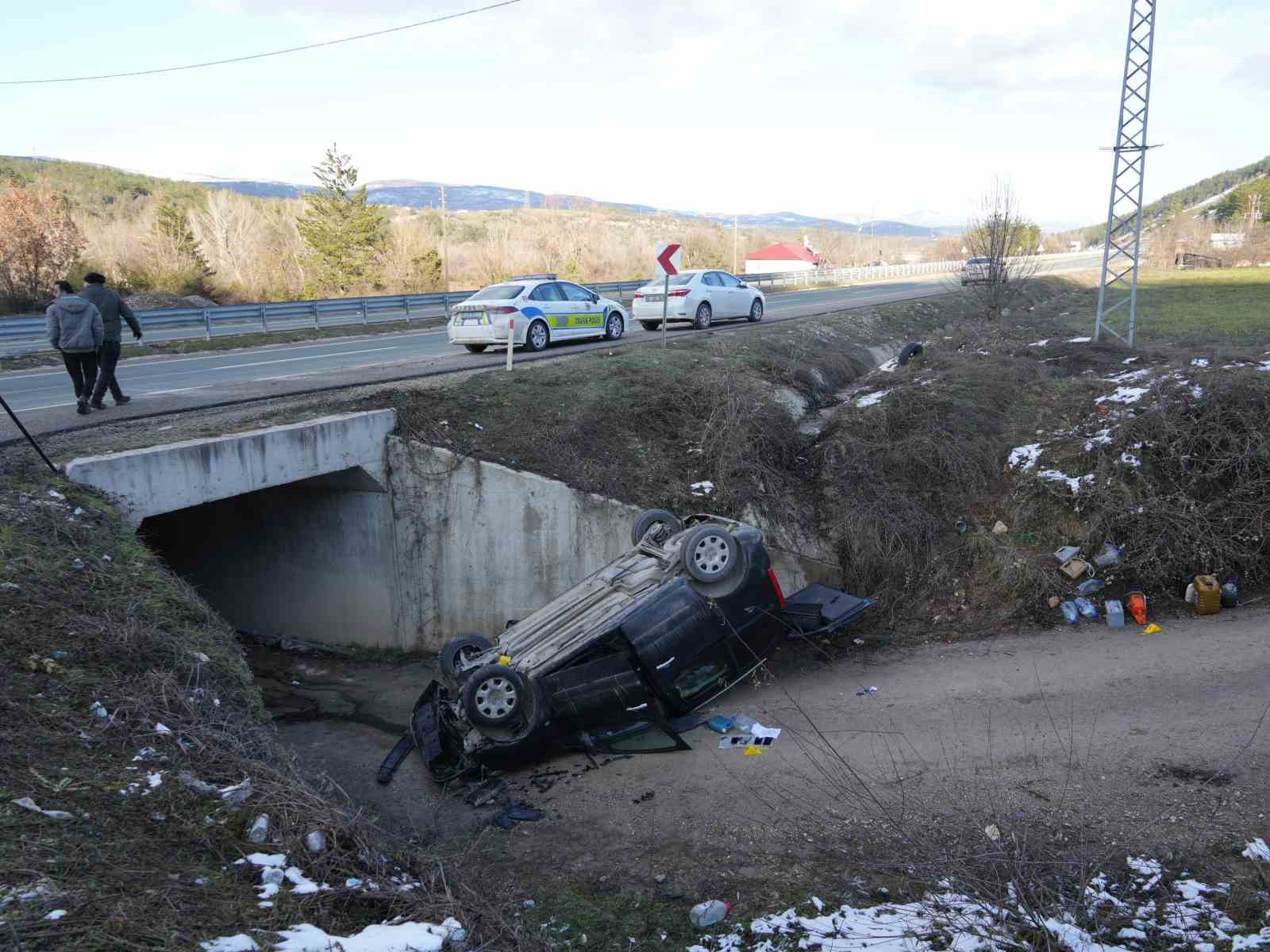 kastamonuda-hafif-ticari-arac-sarampole-uctu-1-olu