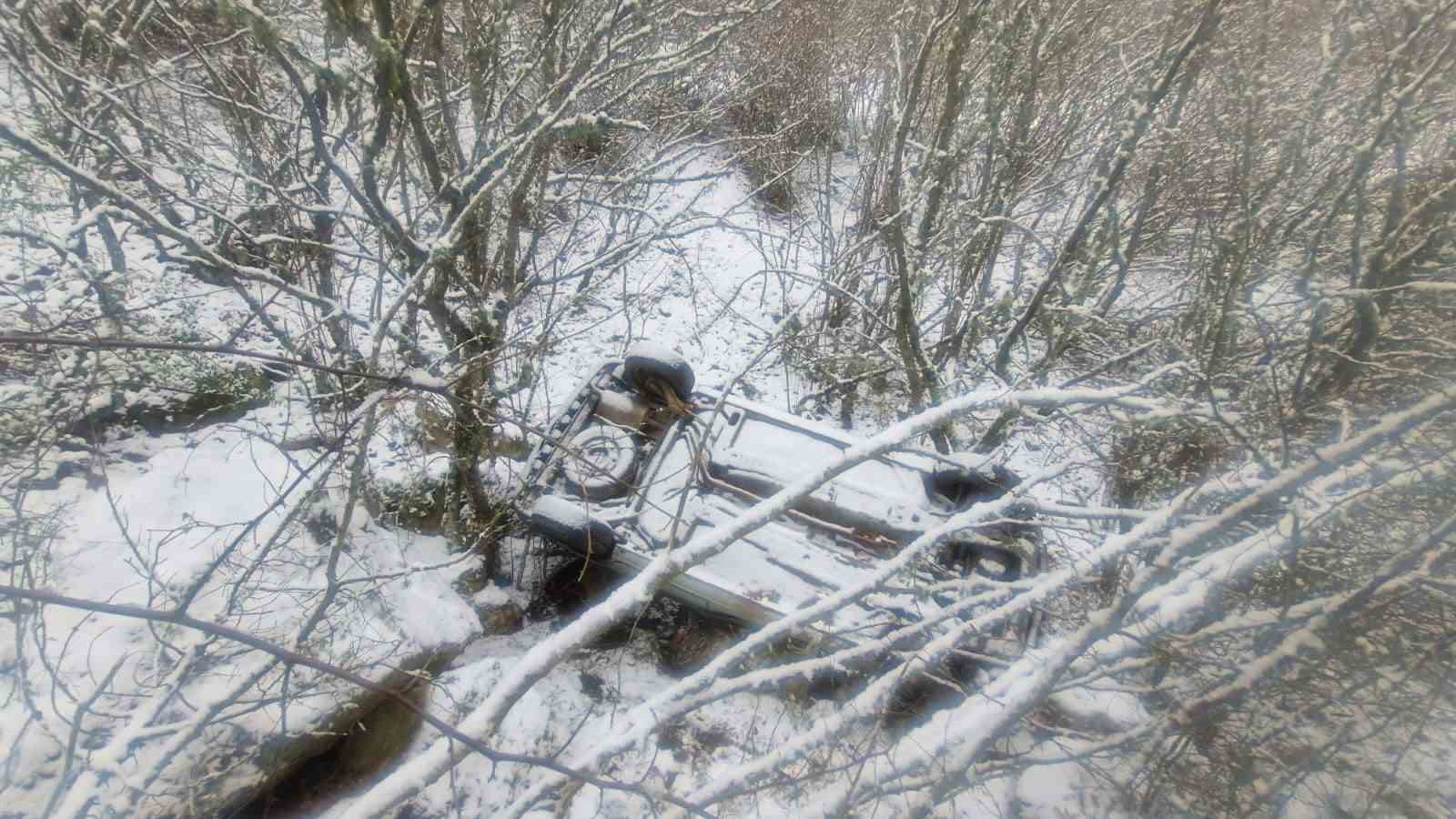 kastamonuda-hafif-ticari-arac-sarampole-yuvarlandi-surucu-yara-almadan-kurtuldu