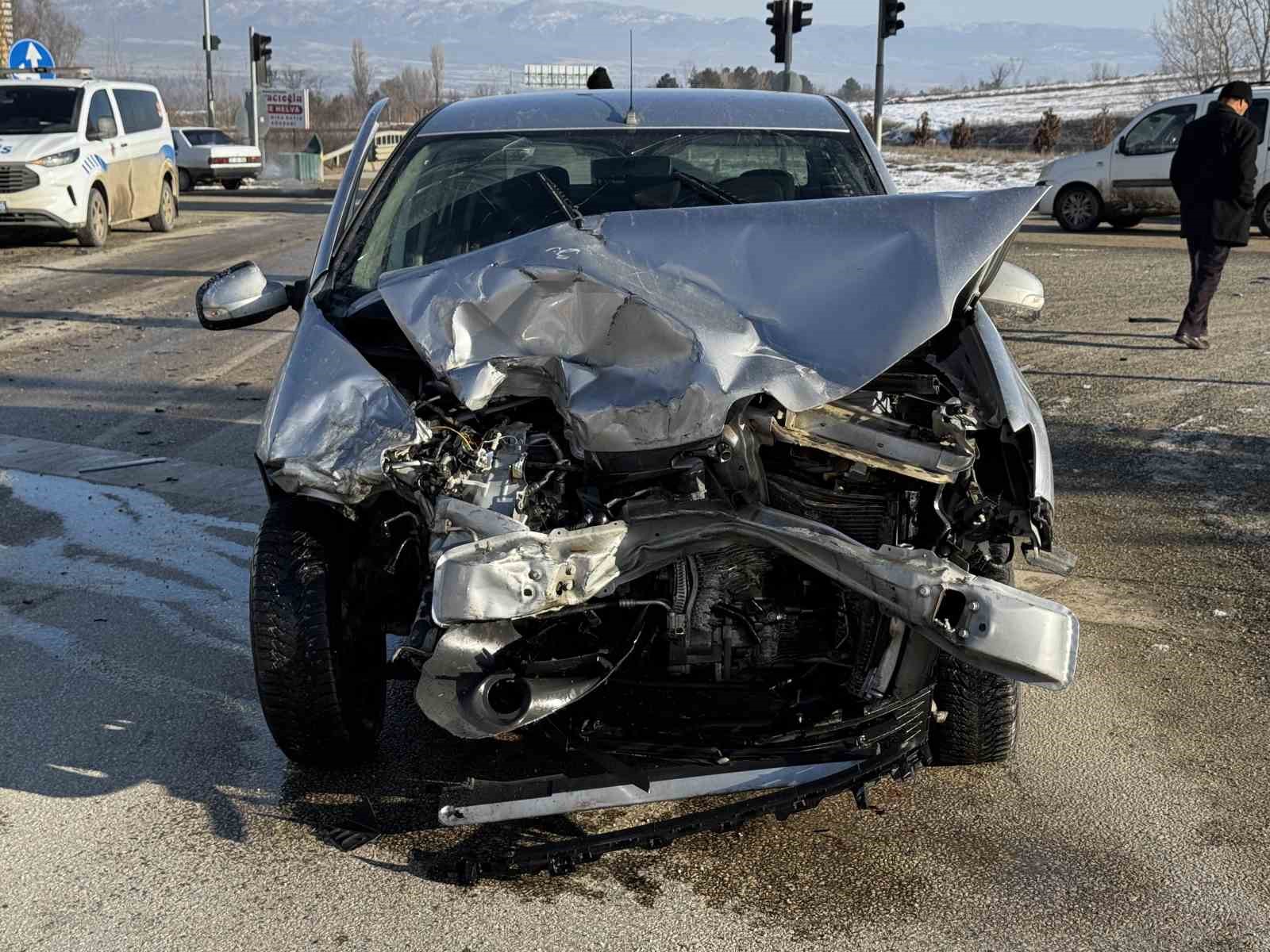 kastamonuda-minibus-ile-otomobil-carpisti-1-yarali