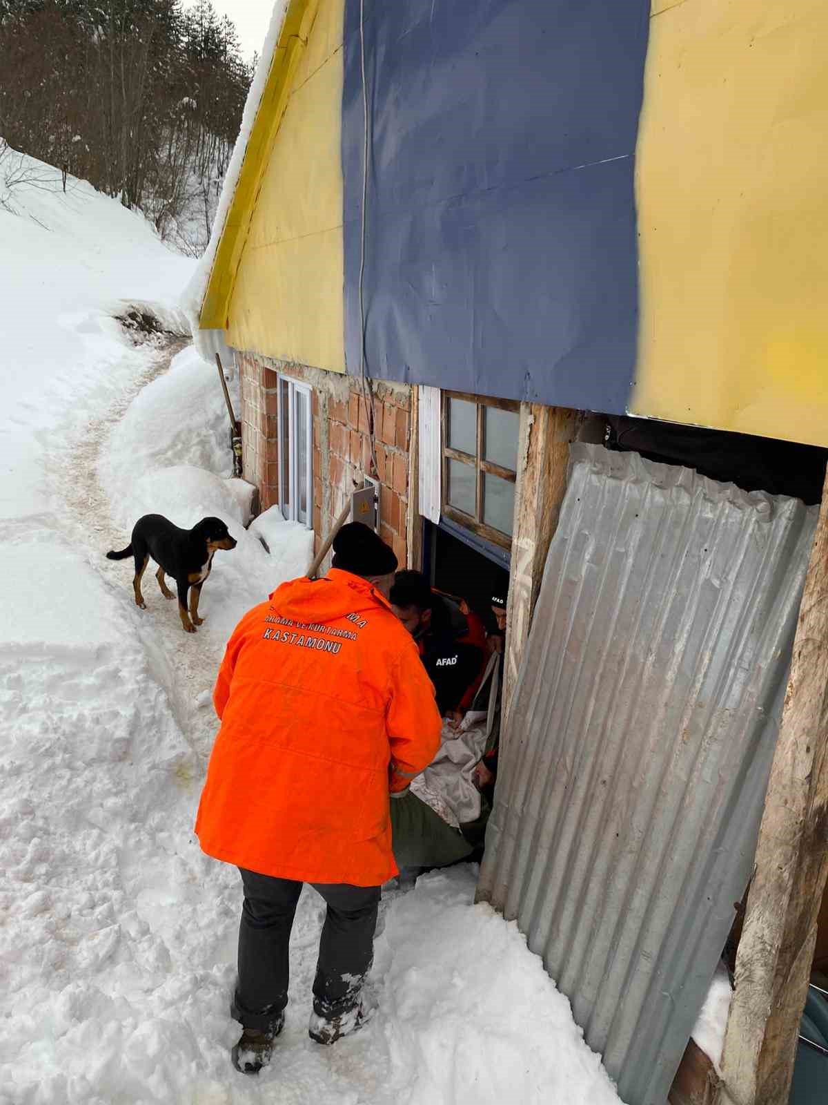 kastamonuda-rahatsizlanan-yasli-kadini-afad-ekipleri-hastaneye-ulastirdi