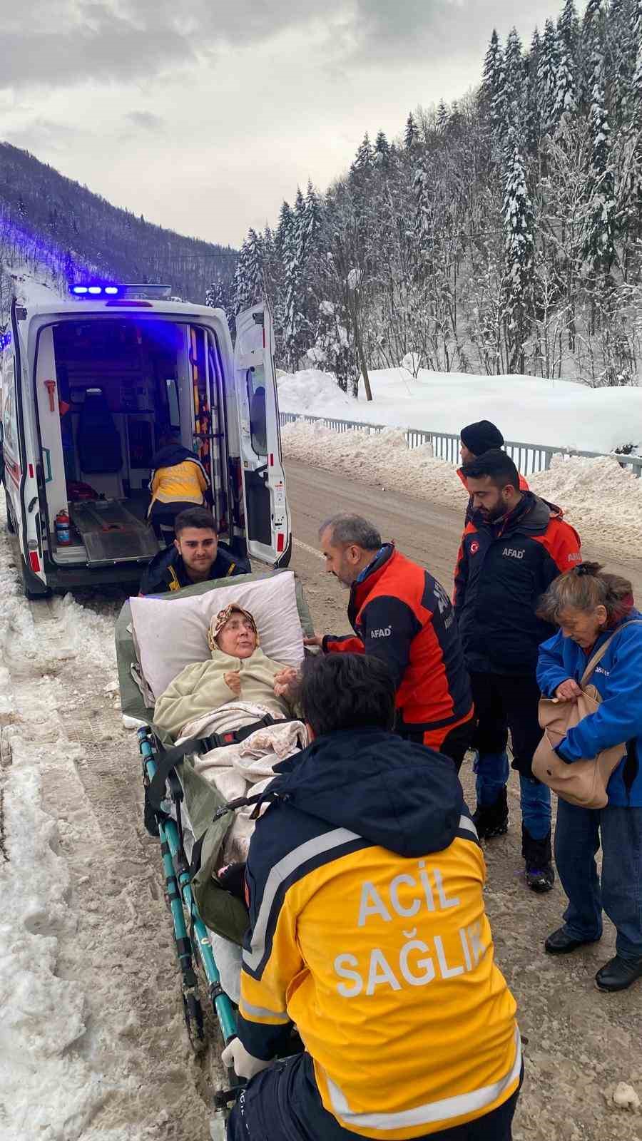 kastamonuda-rahatsizlanan-yasli-kadini-afad-ekipleri-hastaneye-ulastirdi