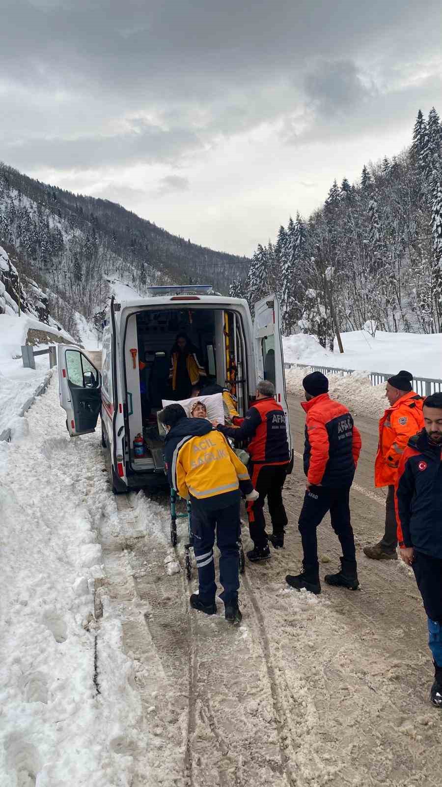 kastamonuda-rahatsizlanan-yasli-kadini-afad-ekipleri-hastaneye-ulastirdi