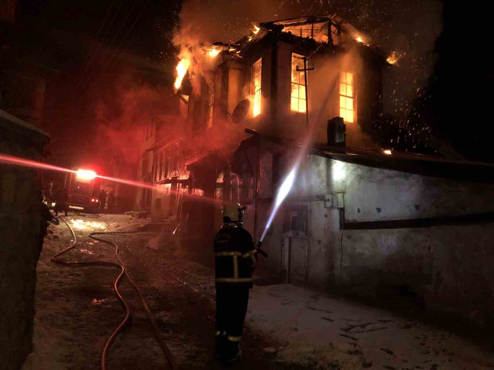 kastamonuda-uc-katli-tarihi-konak-yanginda-kule-dondu