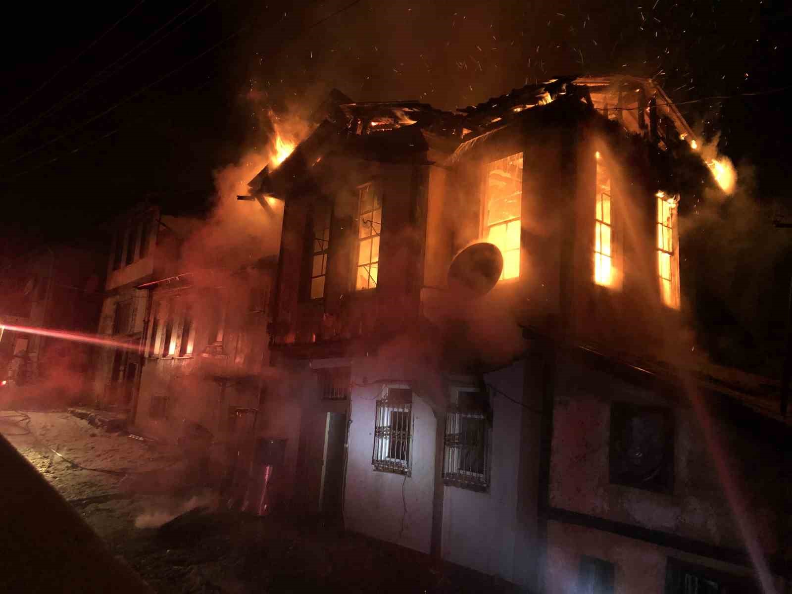 kastamonuda-uc-katli-tarihi-konak-yanginda-kule-dondu