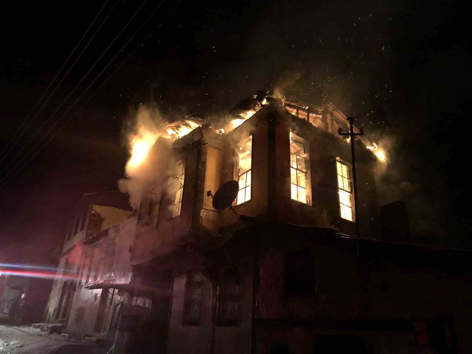 kastamonuda-uc-katli-tarihi-konak-yanginda-kule-dondu