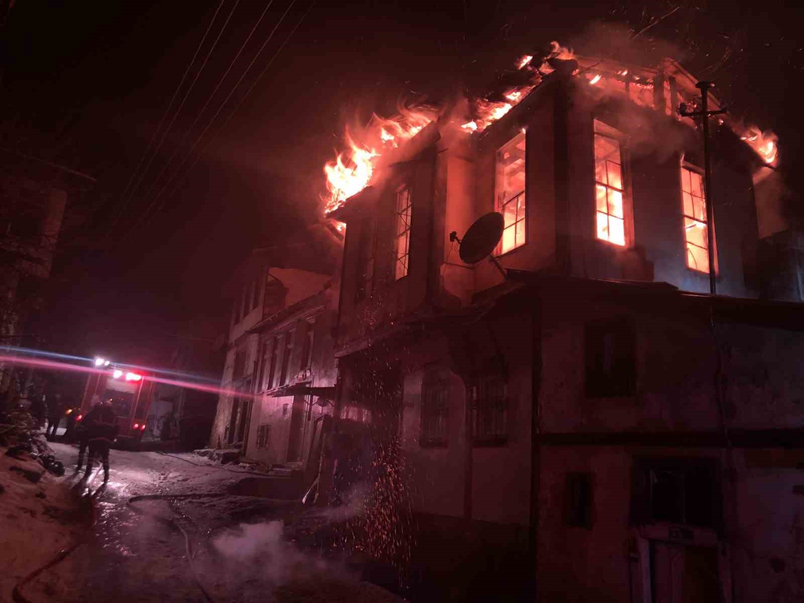 kastamonuda-uc-katli-tarihi-konak-yanginda-kule-dondu