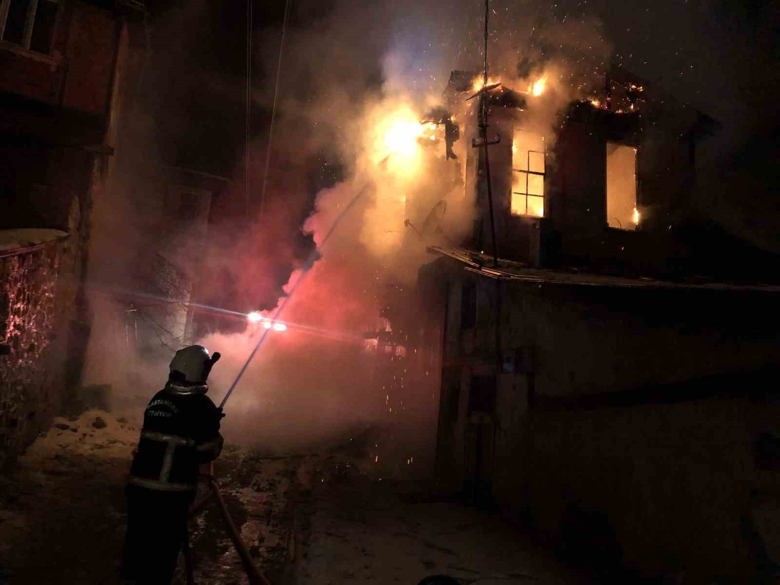 kastamonuda-uc-katli-tarihi-konak-yanginda-kule-dondu