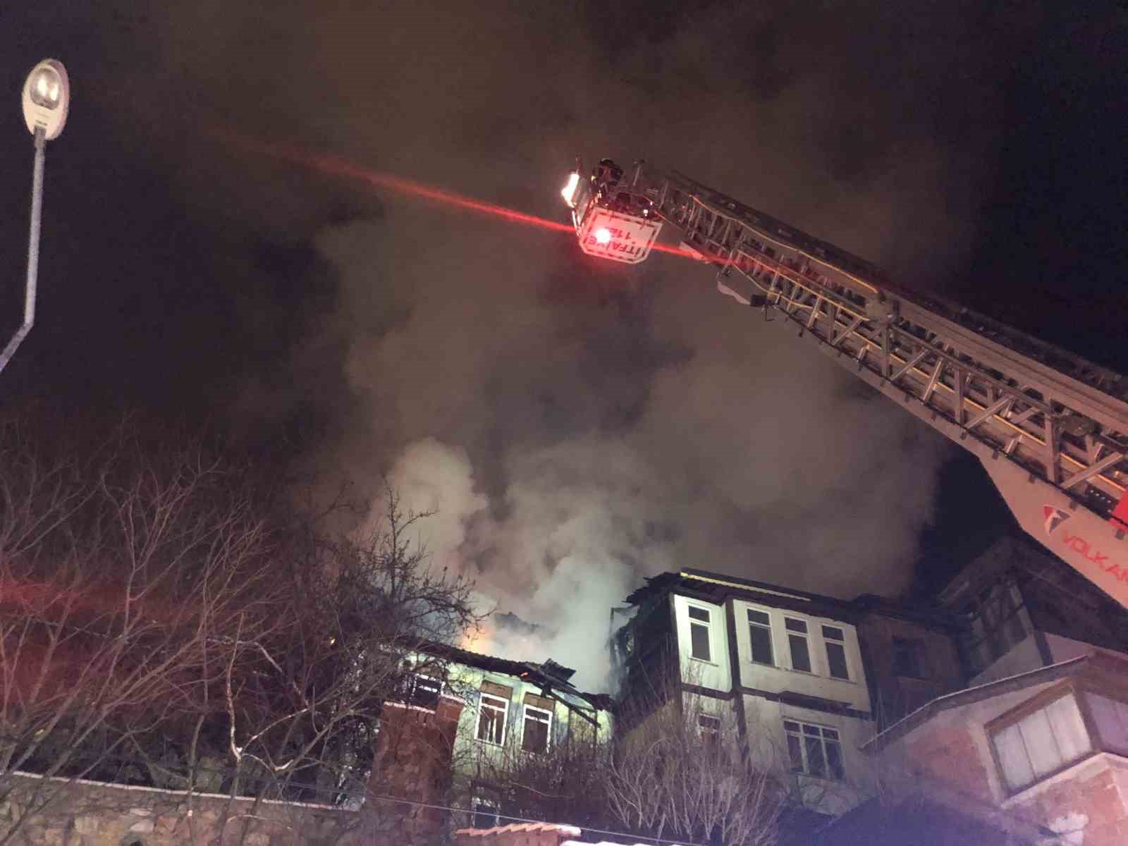 kastamonuda-uc-katli-tarihi-konak-yanginda-kule-dondu