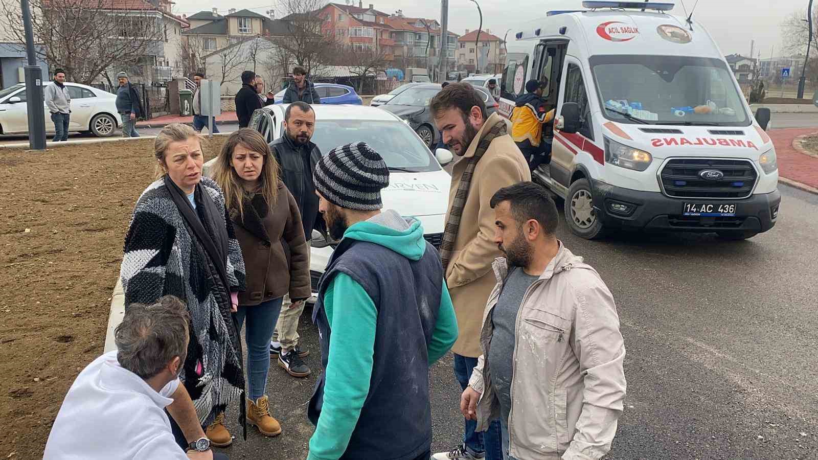 kavsakta-2-otomobil-carpisti-1-yarali