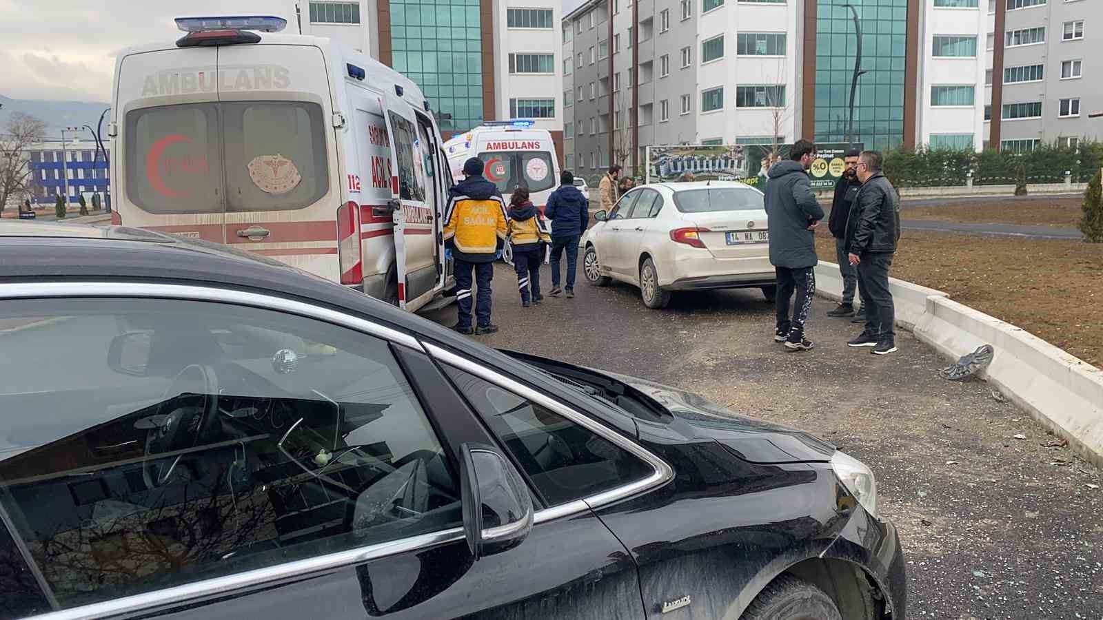 kavsakta-2-otomobil-carpisti-1-yarali