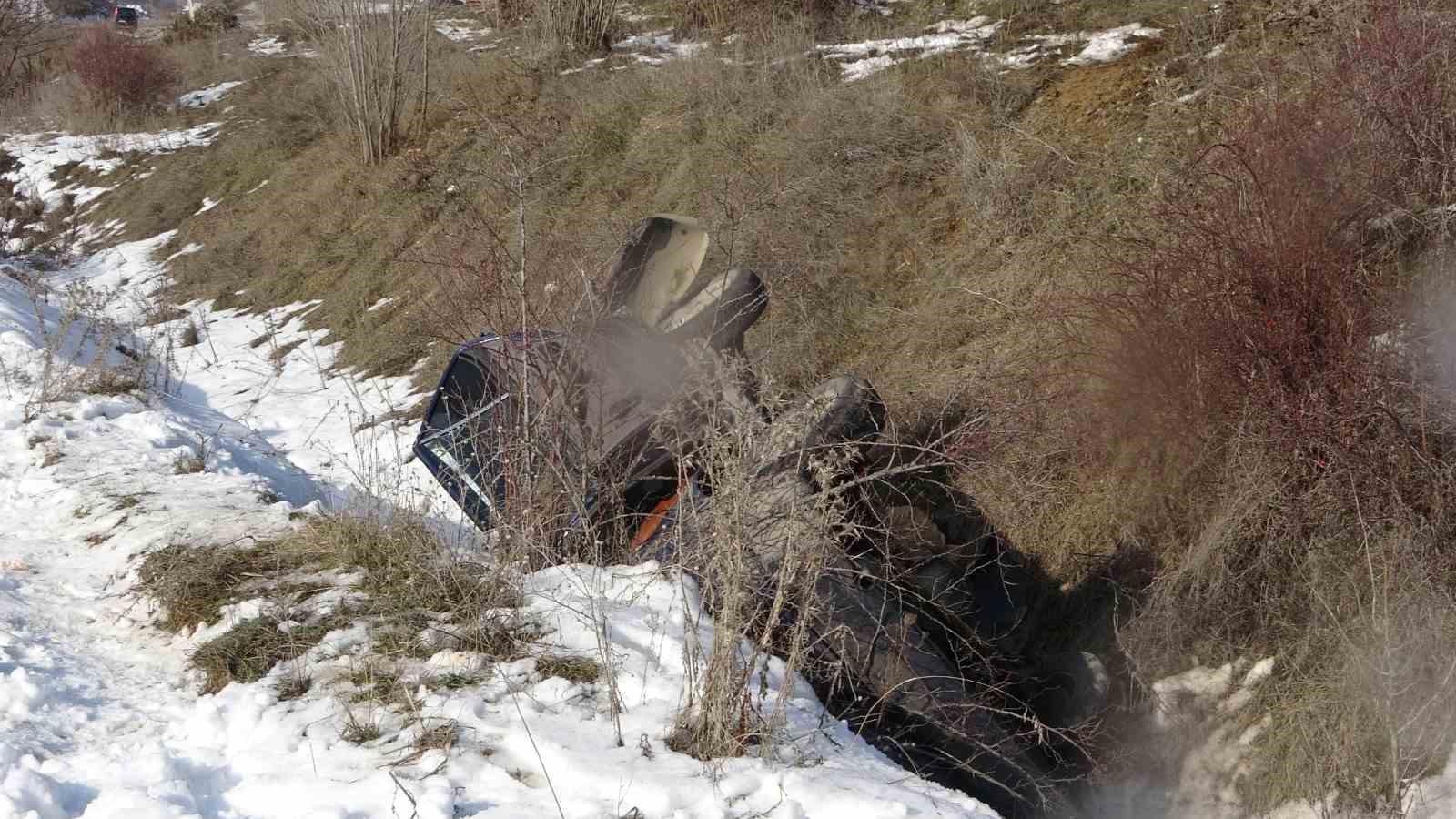 kaza-yapan-fiat-tofas-marka-otomobil-sarampole-yuvarlandi-1i-agir-4-yarali