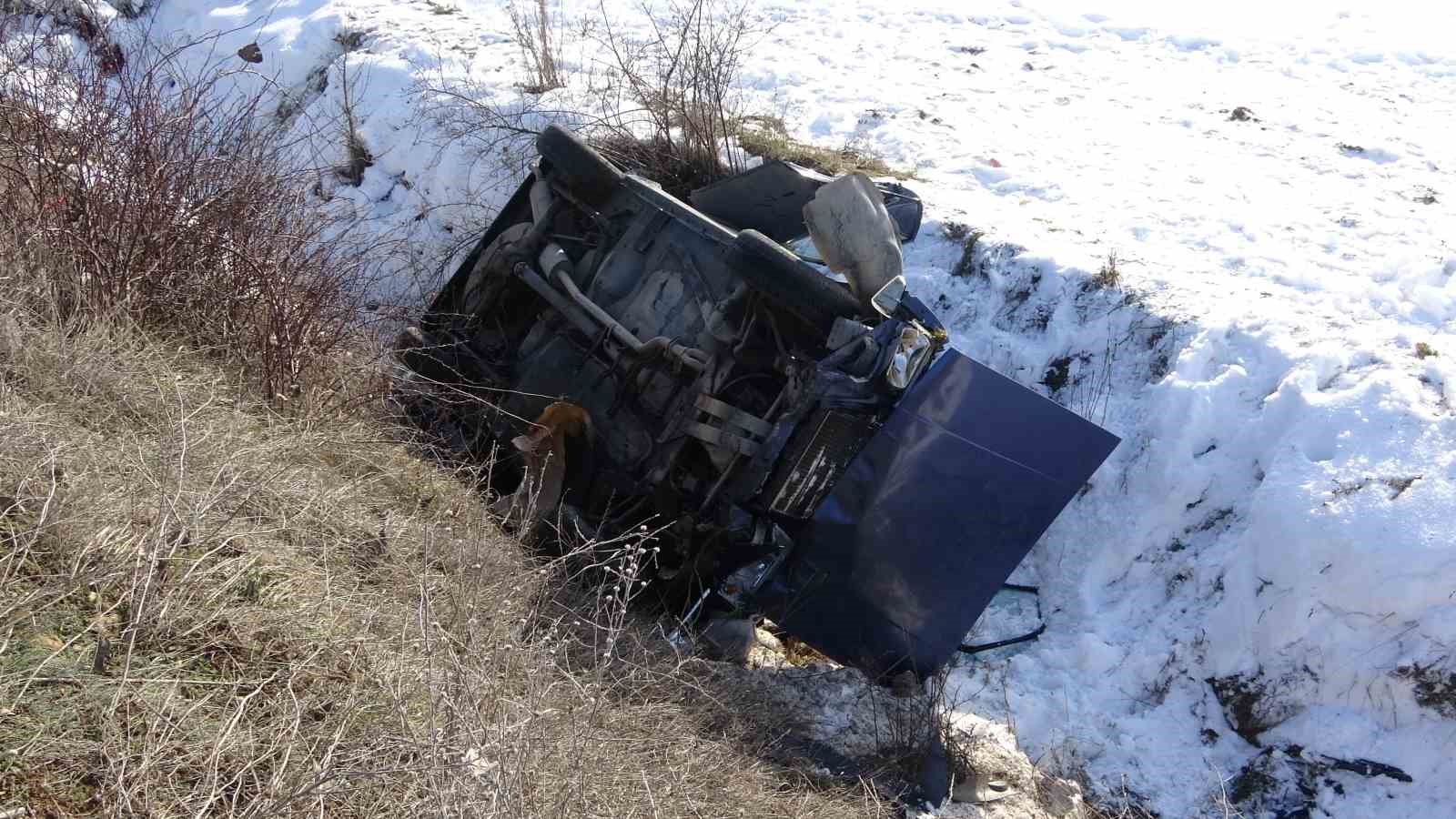 kaza-yapan-fiat-tofas-marka-otomobil-sarampole-yuvarlandi-1i-agir-4-yarali