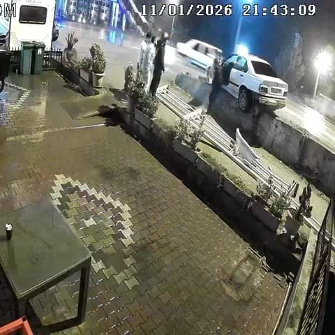kaza-yapinca-aracini-birakip-gitti-o-anlar-kameraya-yansidi