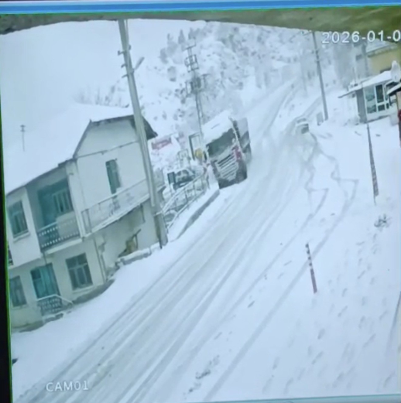 kontrolden-cikan-tir-eve-carpti-kaza-ani-kamerada