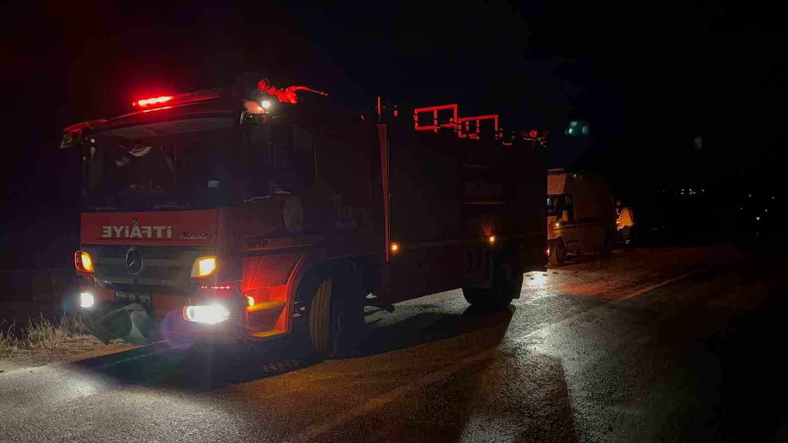 kopege-carpmamak-icin-manevra-yapti-tir-sarampole-devrildi-1-yarali