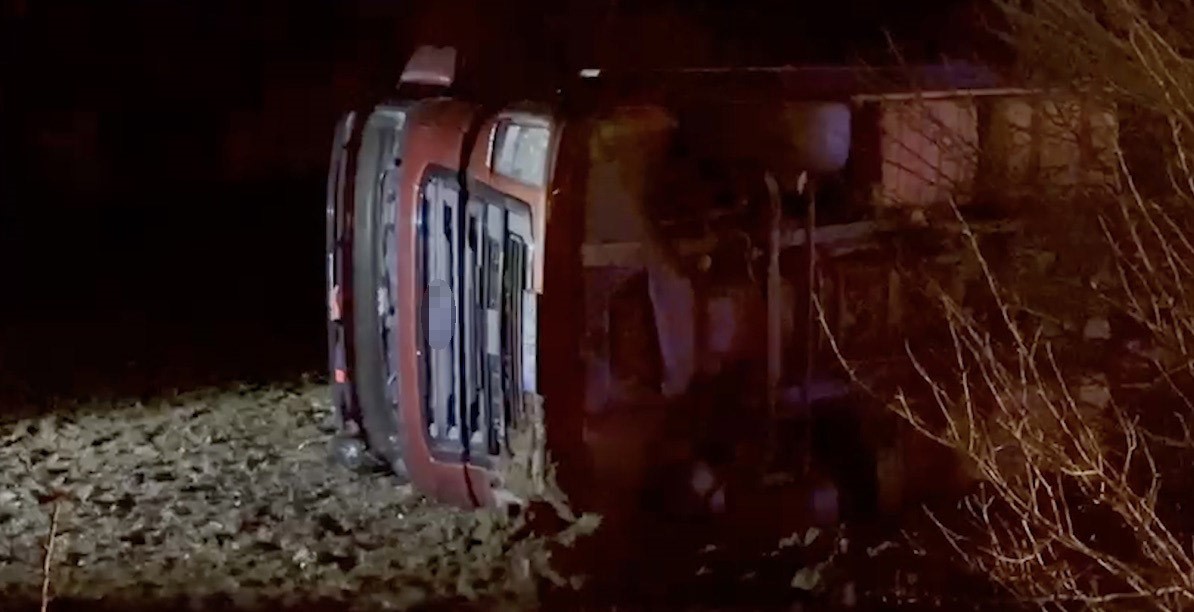 kopege-carpmamak-icin-manevra-yapti-tir-sarampole-devrildi-1-yarali