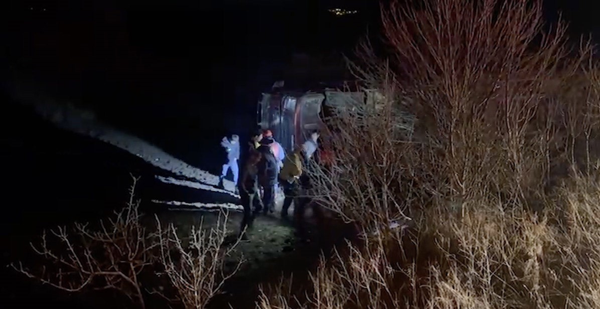 kopege-carpmamak-icin-manevra-yapti-tir-sarampole-devrildi-1-yarali